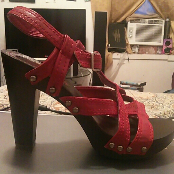 Rouge Helium Heels - Picture 3 of 4